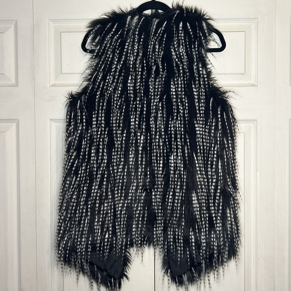Faux Fur black and white vest. Size small - Picture 5 of 6